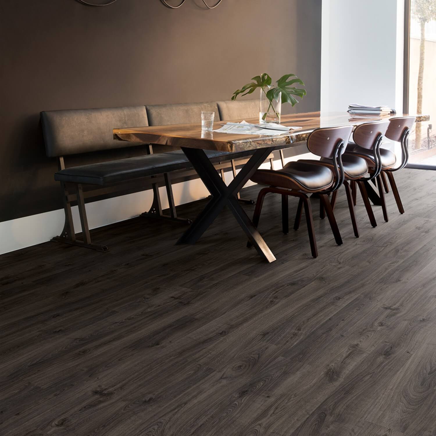 Quick step eligna. Ламинат Квик степ дуб темный. Ламинат quick Step Classic CLM 4092 дуб горный темно-коричневый. Ламинат quick Step Eligna. Ламинат Квик степ Элигна.